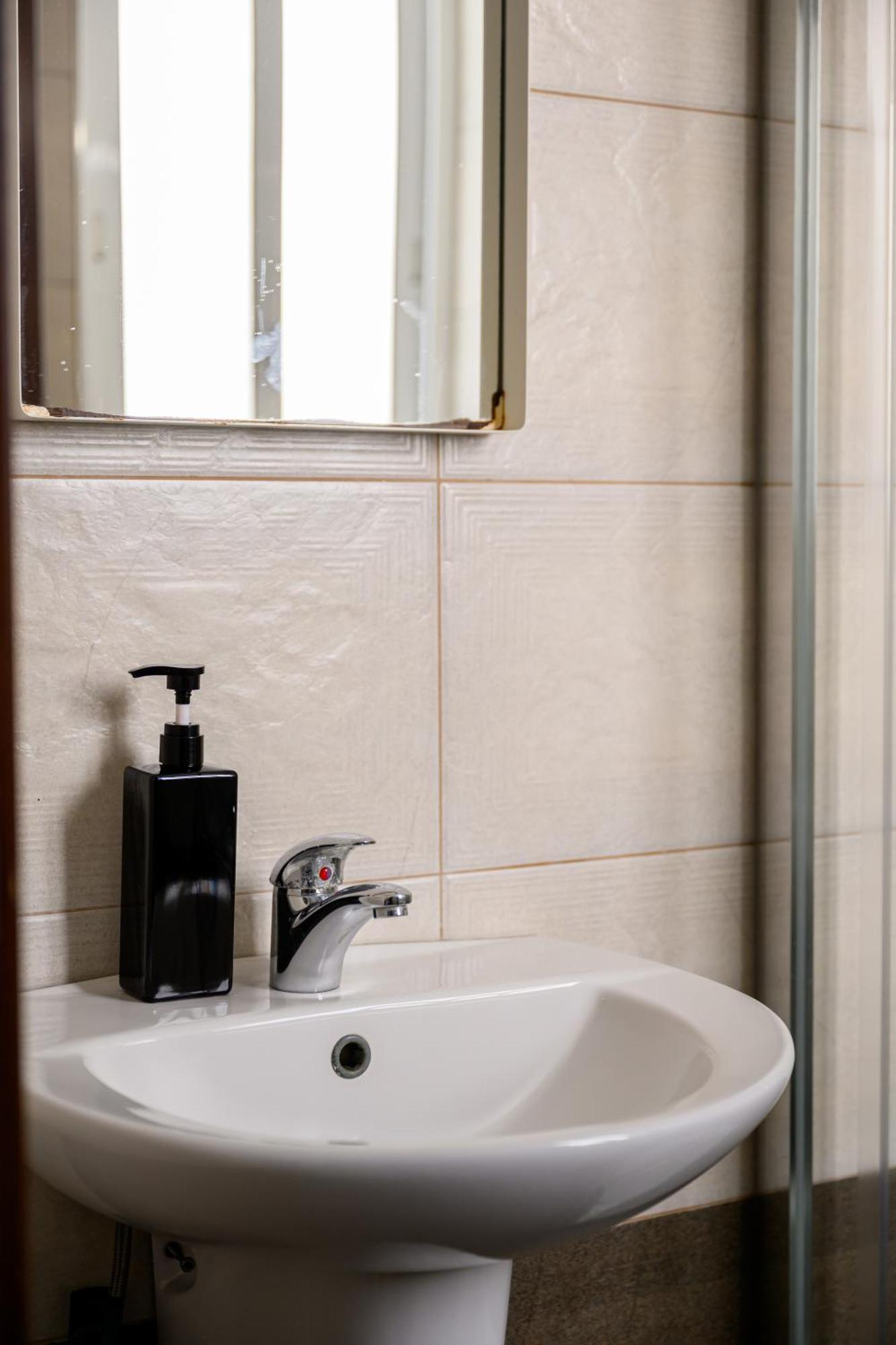 F9 Room 1, Private Double Room With Private Bathroom In Shared Flat Msida Buitenkant foto